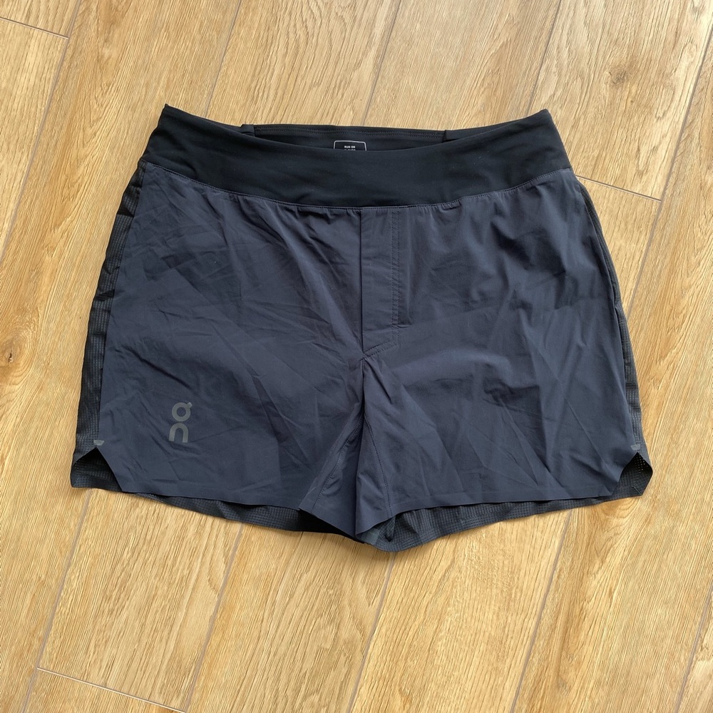 On Running Men’s 5” lightweight Black Running Shorts. Sz Medium
